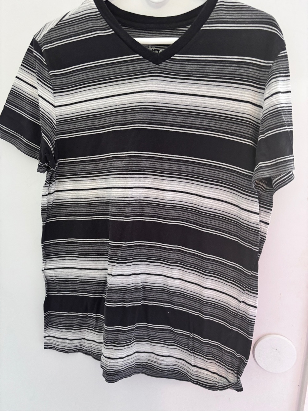 Roebuck & Co. Summer Men's Black & White Striped V-Neck Short Sleeve Tee Medium